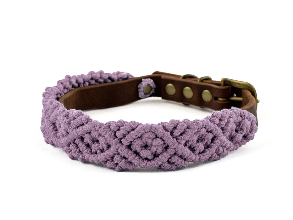 "Lila Makramee Lederhalsband 'Boho' mit braunem Lederverschluss und dekorativem Baumwollfaden-Muster."