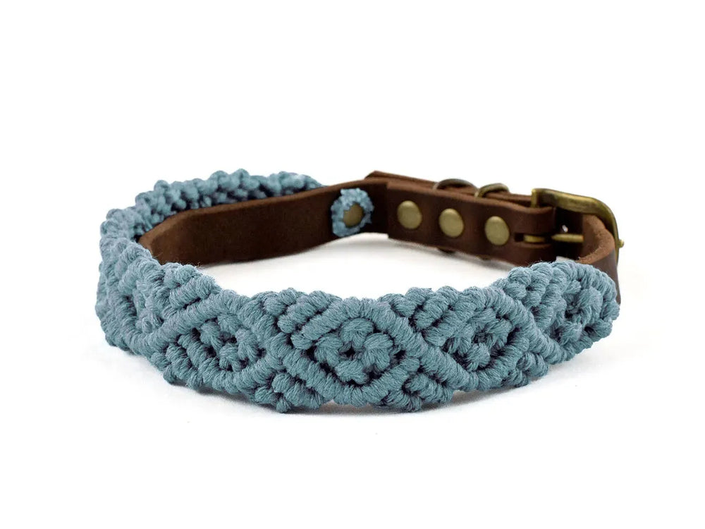 Makramee Lederhalsband 'Boho' in graublau mit goldfarbener Schnalle und Druckknöpfen, stilvoll und handgefertigt.