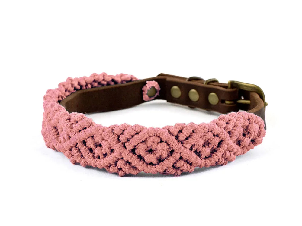 Handgefertigtes Makramee Lederhalsband 'Boho' in zartem Rosaton mit dekorativem Muster und braunem Lederverschluss.
