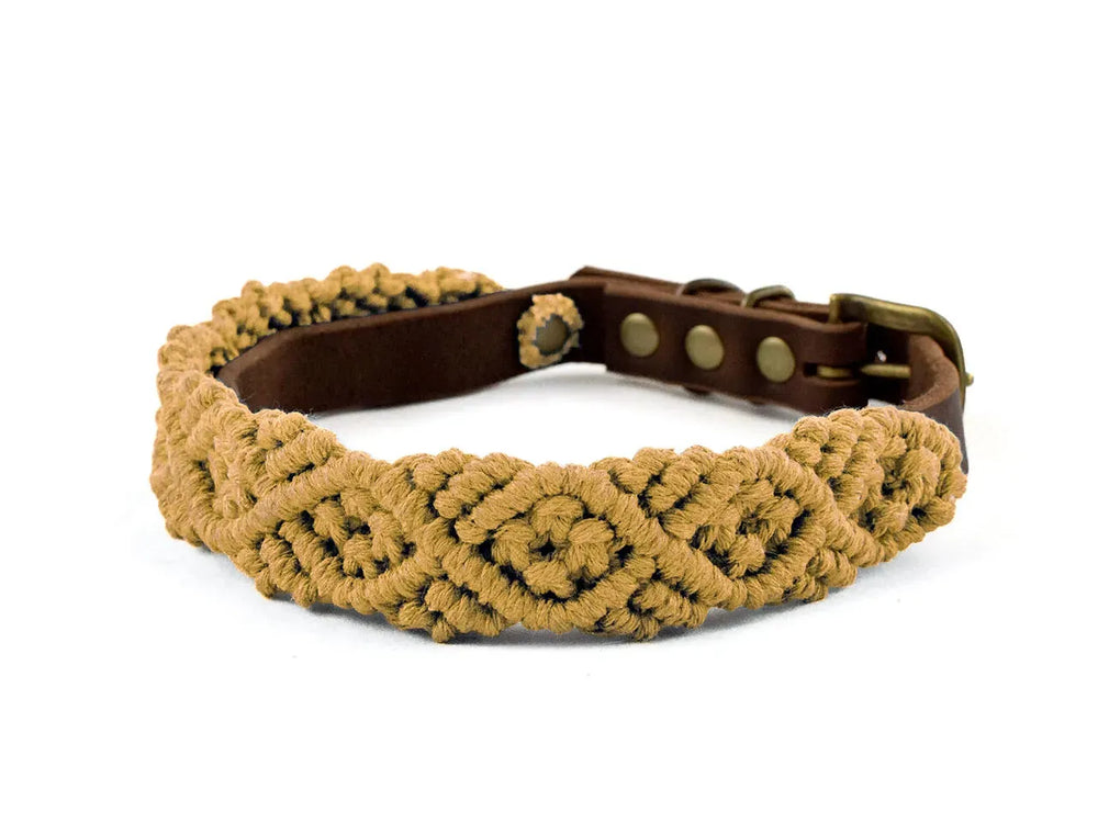 Handgeknüpftes Makramee Lederhalsband 'Boho' in beige-gold, mit geometrischem Muster und Druckknopfverschluss.