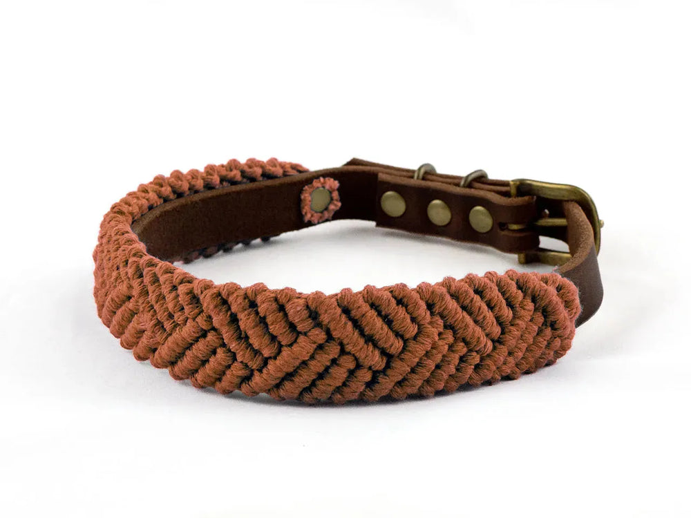 Braunes Makramee Lederhalsband 'Boho' mit rustikalem Look und rostrüben Akzenten, ausgestattet mit Metall-Schnalle und Druckknopf.