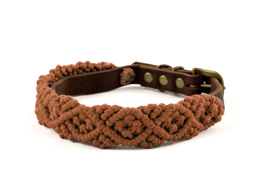 Braunes Makramee Lederhalsband 'Boho' mit verknotetem Design und Metallschnalle für einen trendigen Look.