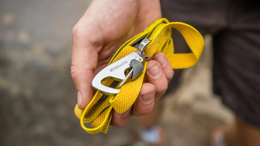 Leichte Hundeleine Hi Light™ in Gelb mit praktischem Karabinerhaken, ideal für Outdoor-Aktivitäten.