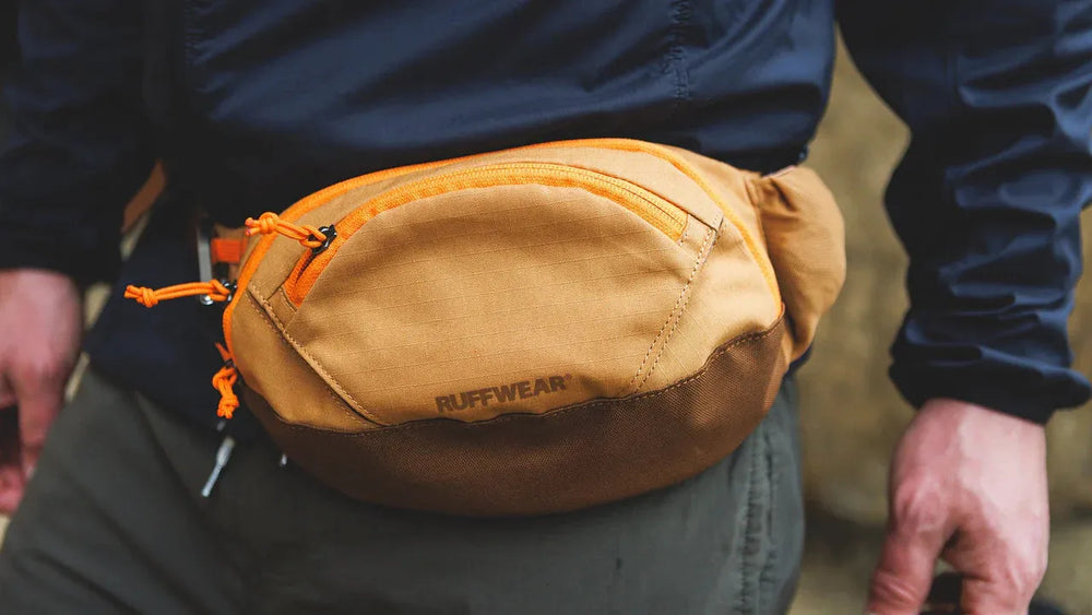 Orangene Ruffwear Hüfttasche mit Reißverschluss, ideal für Outdoor-Aktivitäten und Tragen an der Hüfte.