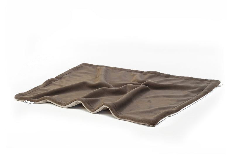 Gemütliche Hundedecke aus Webpelz in Braun mit heller Unterseite, ideal für Komfort und Wärme.