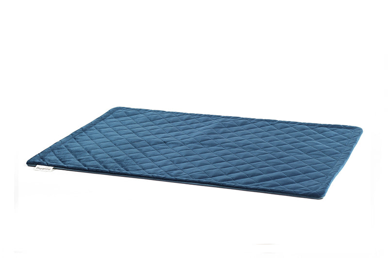 Dunkelblaue gesteppte Hundedecke Caro mit weicher, gepolsterter Oberfläche und markiertem Logo in der Ecke.