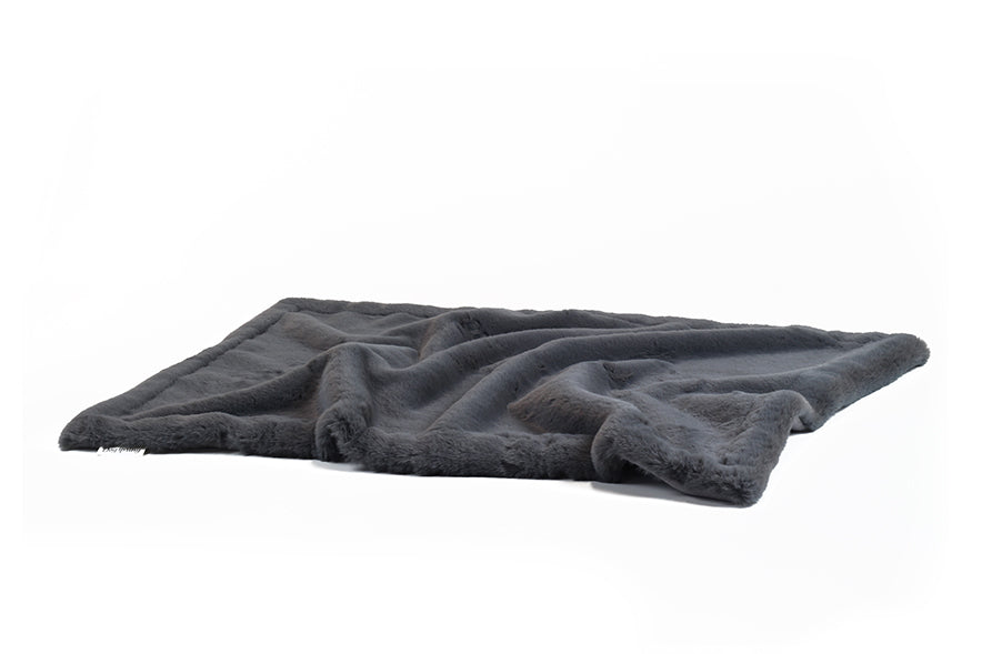 Luxuriöse graue Fleece-Hundedecke aus Webpelz, weich und einladend, perfekt für gemütliche Stunden.