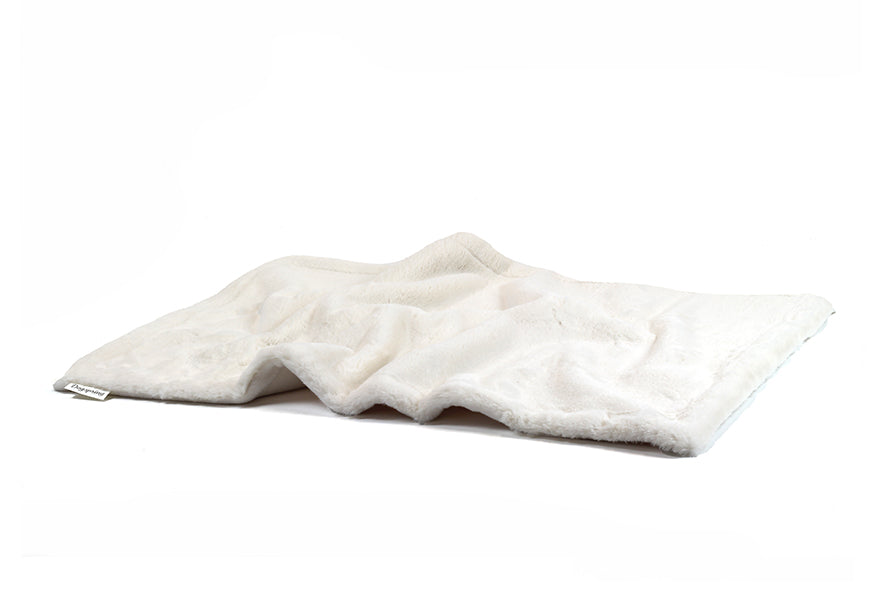Kuschelige weiße Hundedecke aus Webpelz, elegant und weich, perfekt für tierische Entspannung.