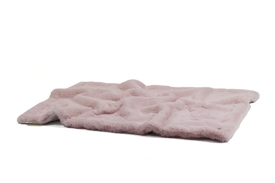 Gemütliche Hundedecke aus Webpelz in sanftem Rosaton, weich und einladend für Haustiere.