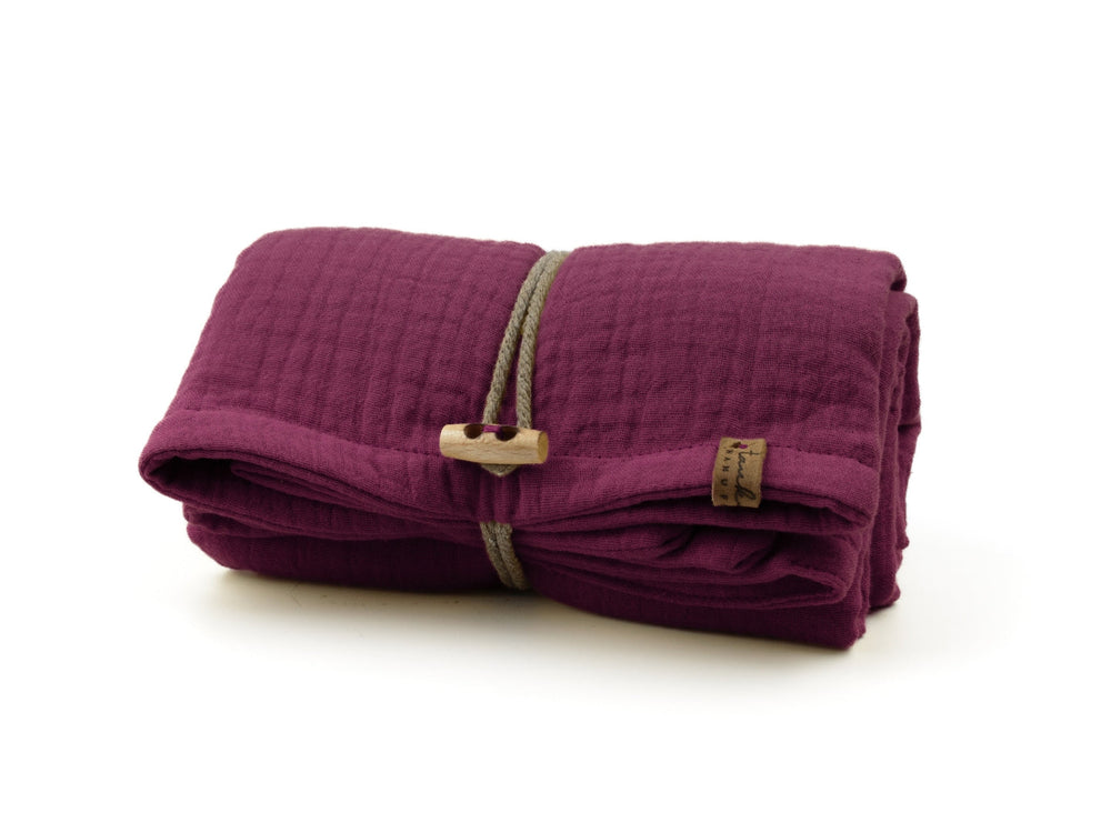 Burgunderfarbenes Hundehandtuch 'Sparkle' aus weichem Material, mit jute Umschnürung und Holzlabel.
