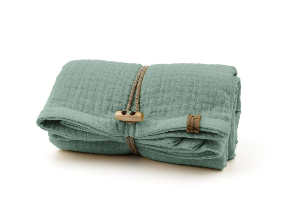 Gefaltetes Hundehandtuch 'Sparkle' in grün-blau mit strukturiertem Stoff, Holzknopf und Lederlabel. Perfekt für Hunde.