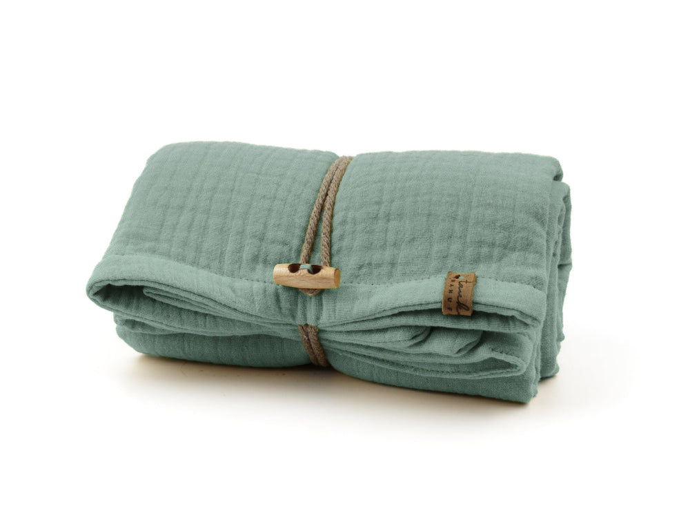 Gefaltetes Hundehandtuch 'Sparkle' in grün-blau mit strukturiertem Stoff, Holzknopf und Lederlabel. Perfekt für Hunde.