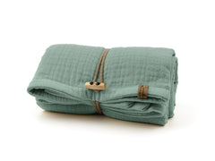 Gefaltetes Hundehandtuch 'Sparkle' in grün-blau mit strukturiertem Stoff, Holzknopf und Lederlabel. Perfekt für Hunde.