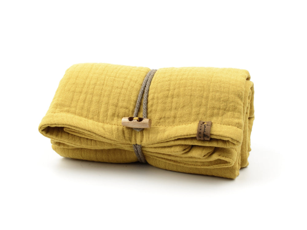 Hundehandtuch 'Sparkle' in Gelb, zusammengerollt mit grauem Band und Holzknopf, ideal für Hundebesitzer.