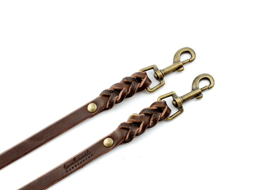 Braunes geflochtenes Lederhundehalsband mit stabilen Karabinerhaken und bronzefarbenen Nieten und Schnalle.