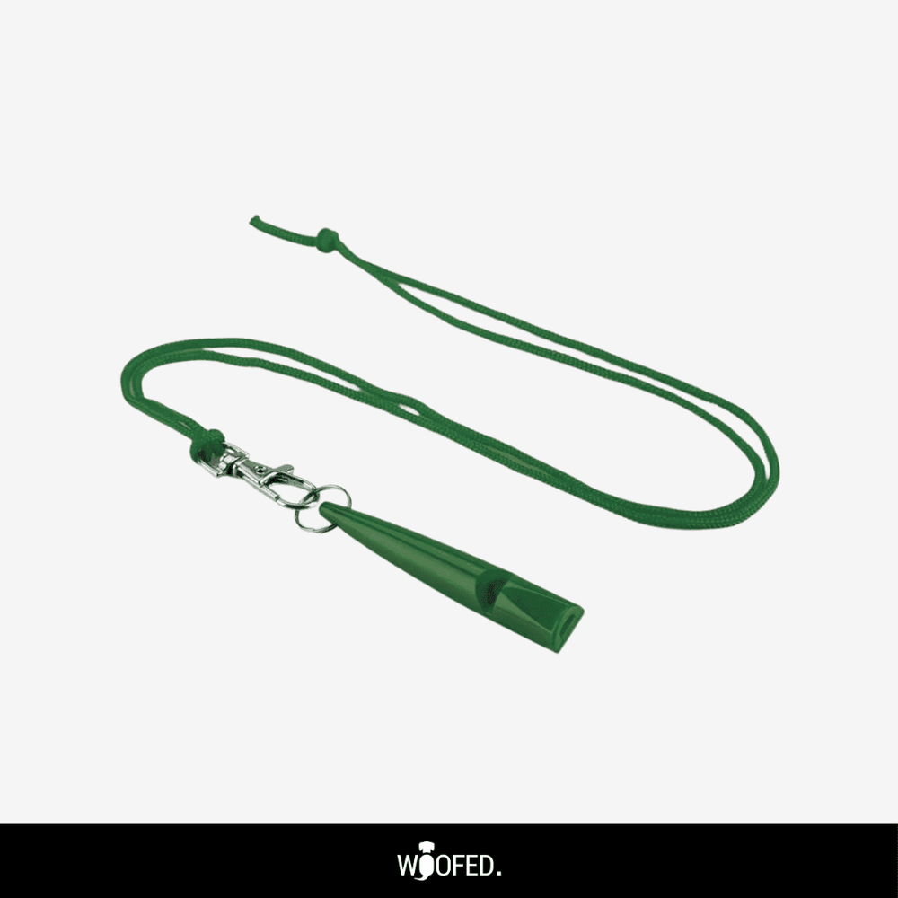 Grüne Hundepfeife mit Schnur und Clip, ideal für das Training und die Kommunikation mit Ihrem Hund.