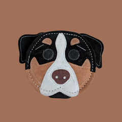 Buntes, genähtes Hundespielzeug in Form eines Rottweiler-Kopfs aus verschiedenen Stoffen in Naturtönen.