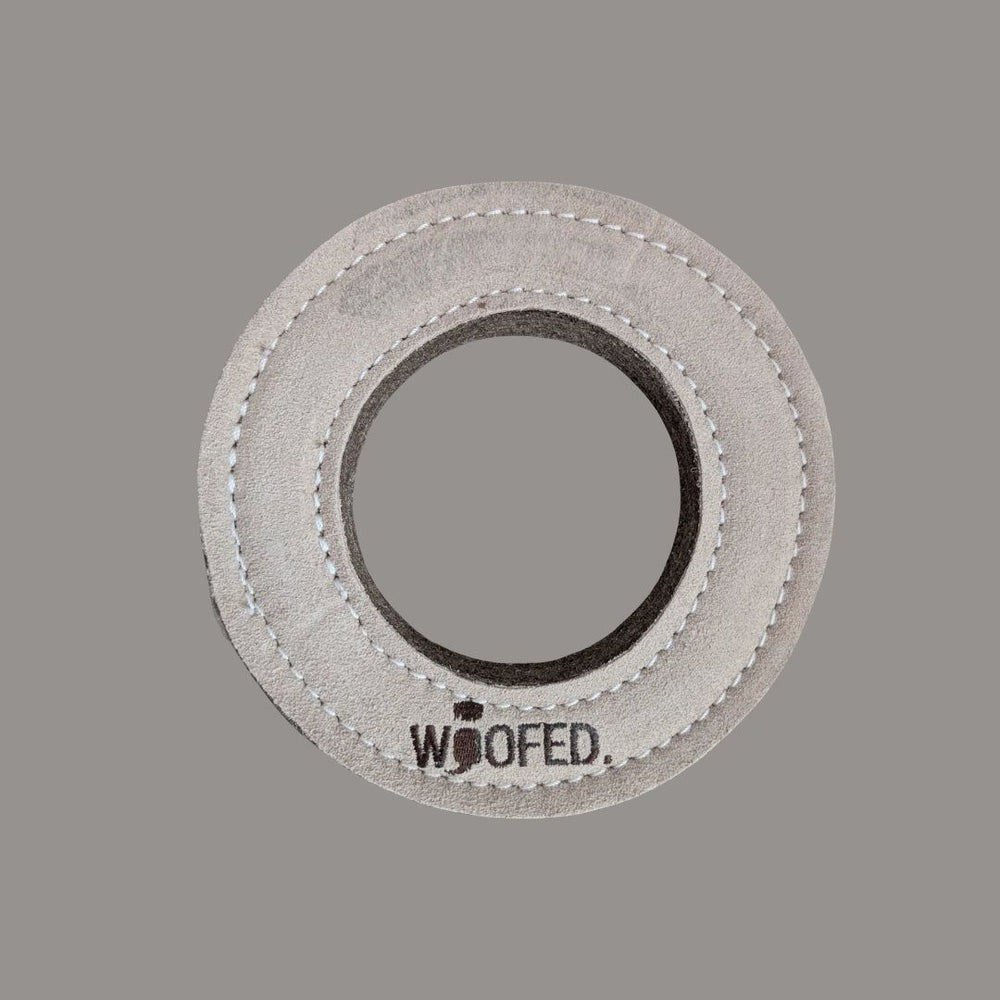 Natürliches Hundespielzeug in Knochen- und Ringform, grau mit gesticktem "WOOFED." für sicheren Spielspaß.