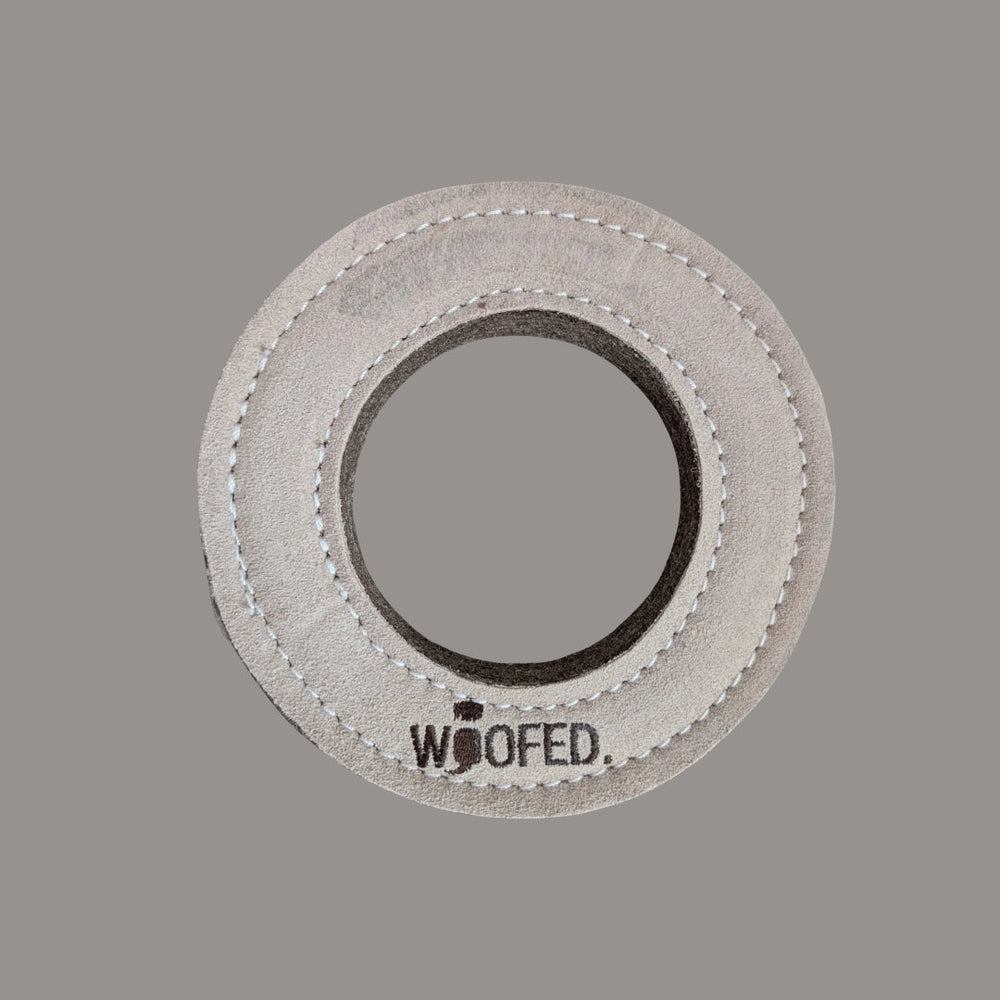 Natürliches Hundespielzeug in Knochen- und Ringform, grau mit gesticktem "WOOFED." für sicheren Spielspaß.