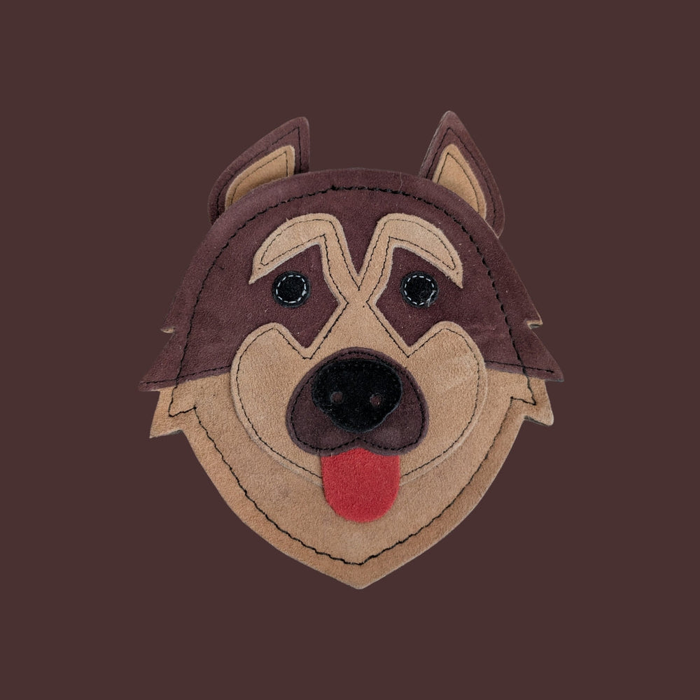 Natürliches Hundespielzeug in Form eines Hundekopfes aus Filz mit brauner und beiger Fellzeichnung, großen Augen und herausgestreckter Zunge.