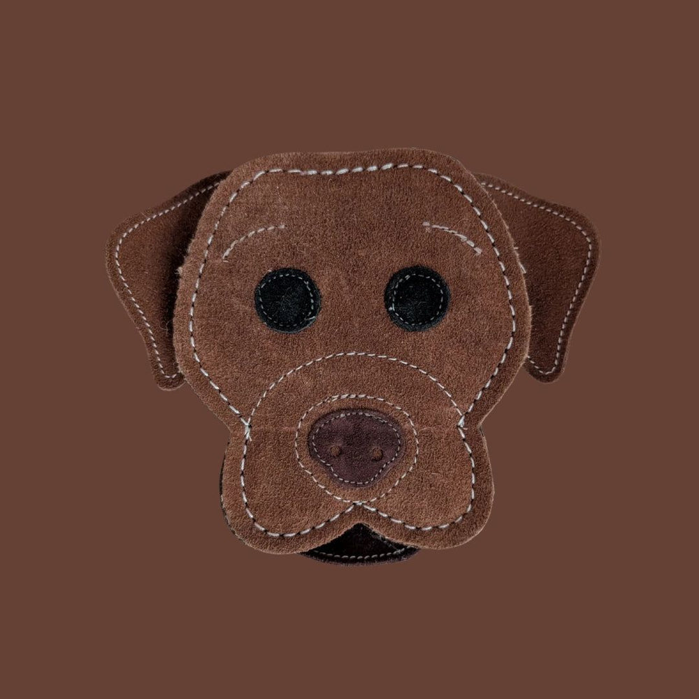 Braunes Hundespielzeug in Hundekopf-Form mit schwarzen Augendetails und weißen Nähten. Ideal für aktive Hunde.