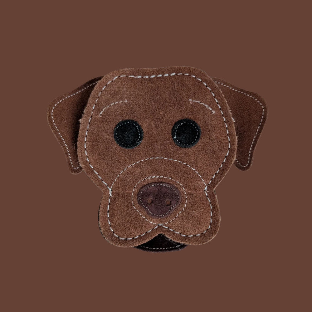 Braunes Hundespielzeug in Hundekopf-Form mit schwarzen Augendetails und weißen Nähten. Ideal für aktive Hunde.