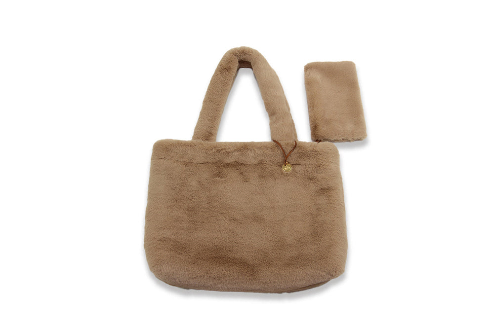 Beige flauschige Handtasche mit zwei Griffen und passendem kleinen Täschchen aus weichem Material.