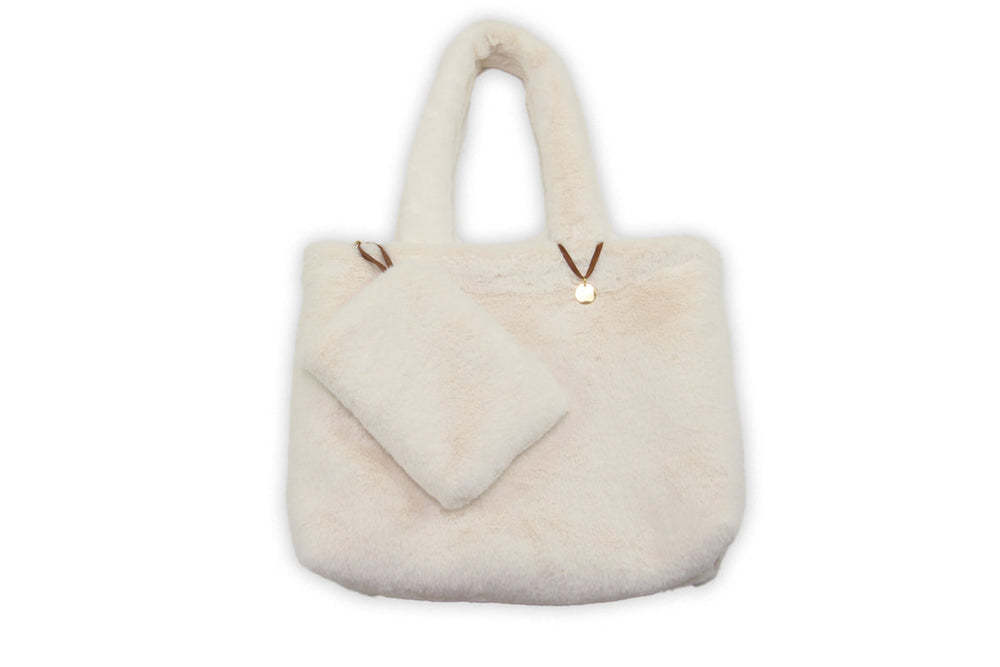 Weiße flauschige Handtasche mit abnehmbarem Täschchen und zwei Hängeleisten in schlichter Optik.