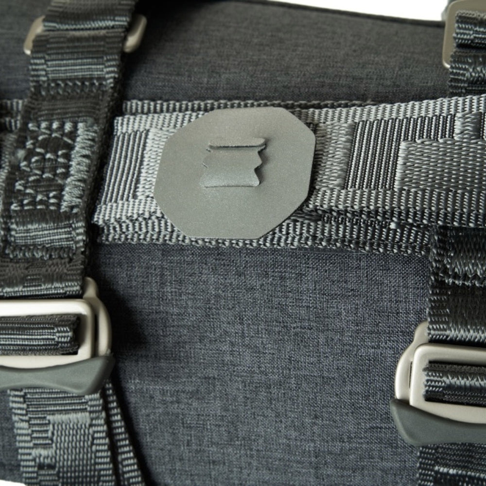 Detailansicht eines grauen Autogeschirr Travel Harness ECO mit verstellbaren Gurten und robusten Kunststoff- und Metallschnallen.