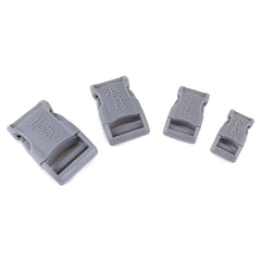 "Vier graue Hurtta Kunststoffschnallen in verschiedenen Größen, ideal für vielseitige Anwendungen und mit einfacher Klemmmechanik."