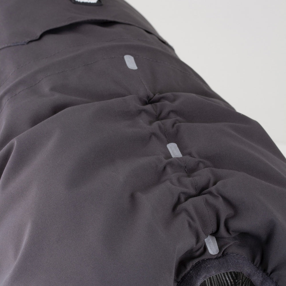 ALT-Text: "Gestepptes Hunde-Overall mit reflektierenden Streifen, dunkel, weich gepolstert für extreme Bedingungen"