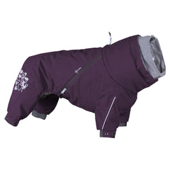 Dunkelvioletter Hunde-Overall mit reflektierenden Mustern, wetterfest und warm, hoher Kragen, idealer Schutz für Hunde im Winter.