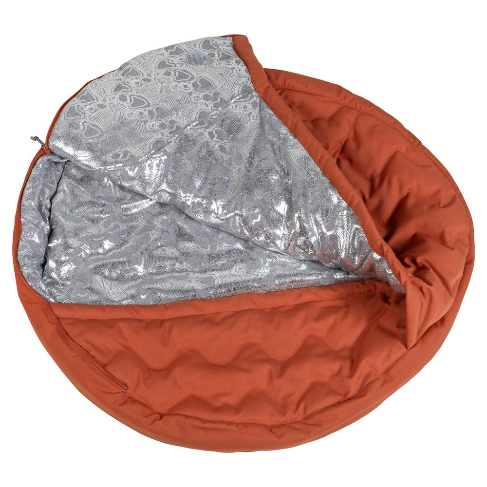 Rundes, orangenes Hunde-Schlafsackbett mit gepolsterter Außenseite und silbernem, gemustertem Innenfutter. Perfekt für Haustiere.