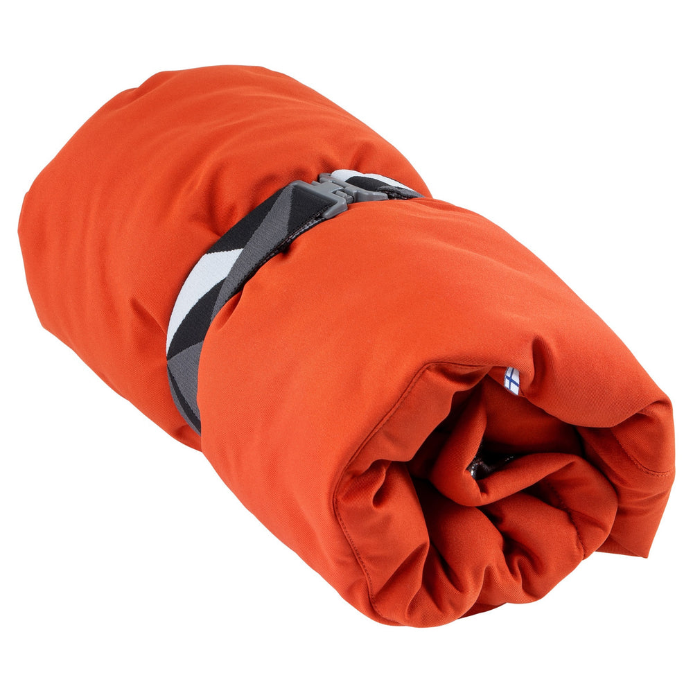 Orangefarbener Hunde-Schlafsack, zusammengerollt und mit schwarz-weiß gemustertem Gurt gesichert. Ideal für Camping mit Hund.