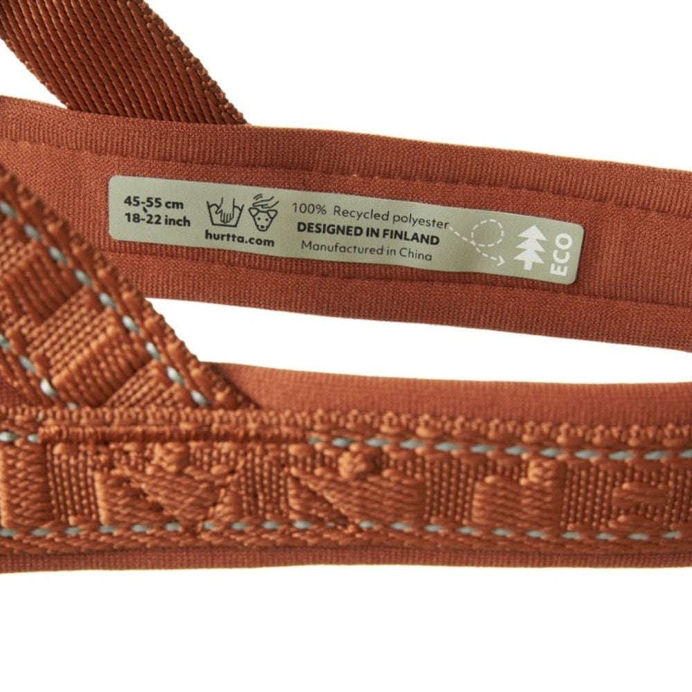 Orangefarbenes Hundegeschirr aus 100% recyceltem Polyester, Größe 45-55 cm, designed in Finnland, hergestellt in China.