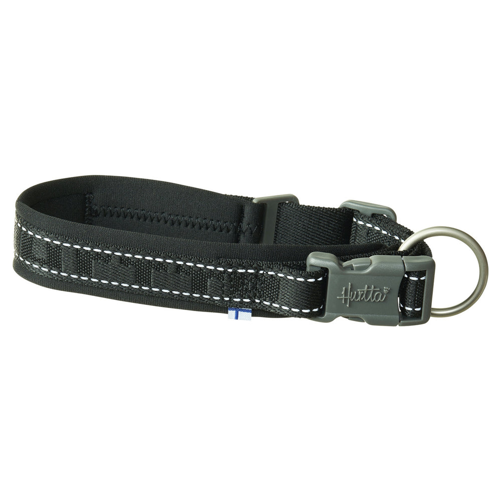 Schwarzes Hundehalsband mit reflektierenden Nähten, robustem Verschluss, Metallring und Hurtta-Logo. Nachhaltig und sicher für Spaziergänge.