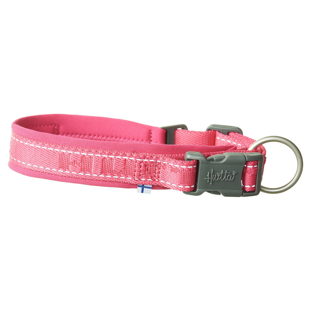 Pinkes Hundehalsband mit reflektierenden Nähten, Kunststoffschnalle, Metallring und Flaggenetikett. Eco-freundliches Design.
