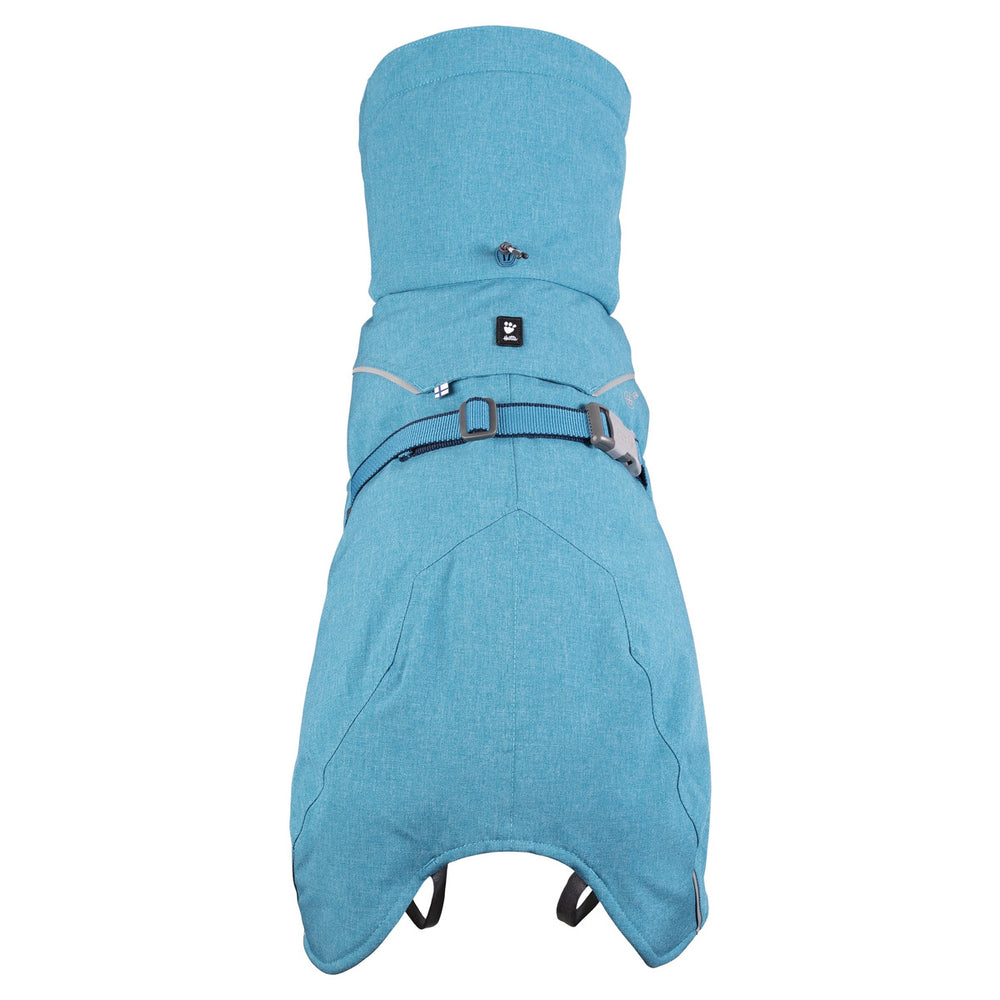 Blauer Hundemantel mit verstellbaren Schnallen, Kapuze, dekorativen Nähten und Etikett, ideal für kalte Expeditionen.