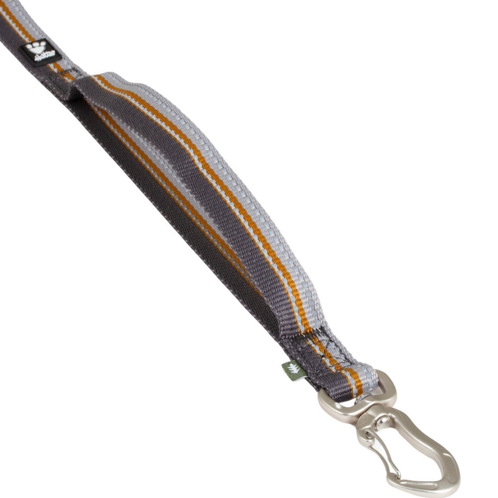 Graue Hundeleine mit orange-gelben Streifen und Metallkarabiner, verstellbar und umweltfreundlich.