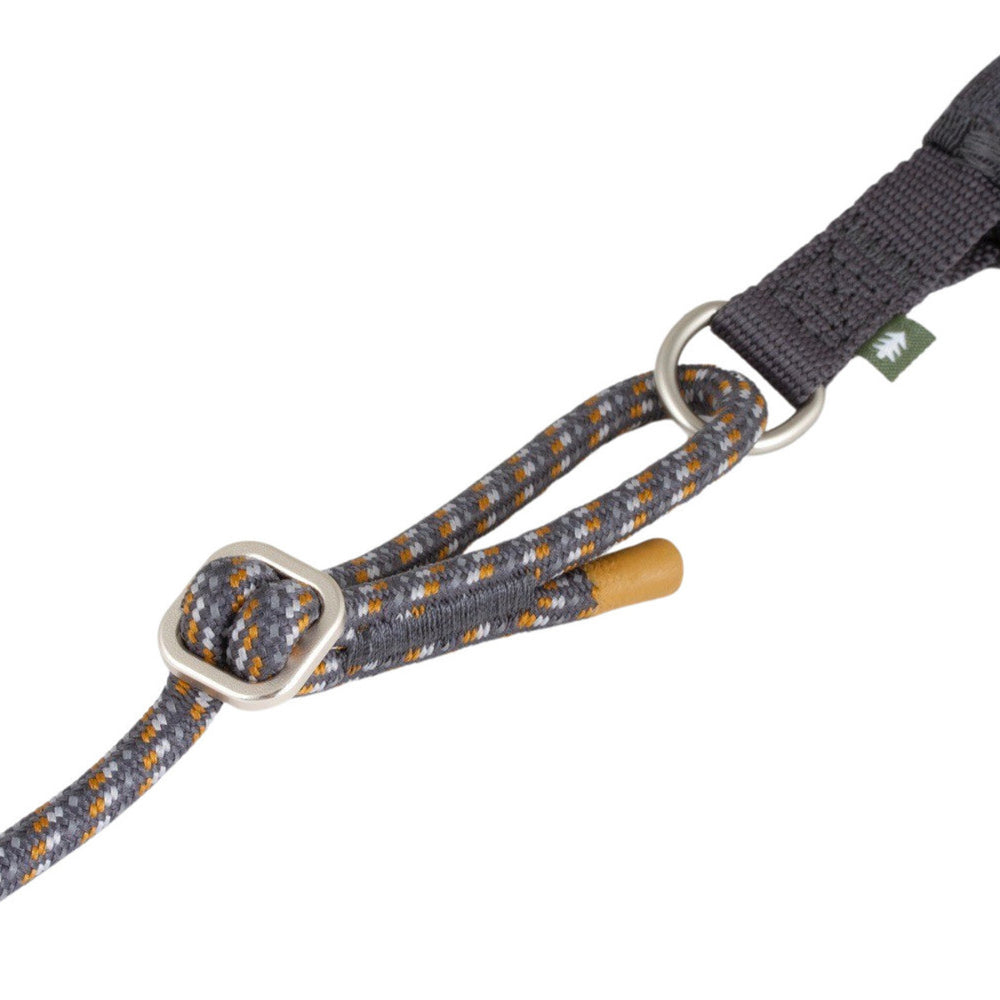 Geflochtene Hundeleine aus grauem, weißem und orangem Seil mit metallischem Befestigungsring und Holzstift, umweltfreundlich.