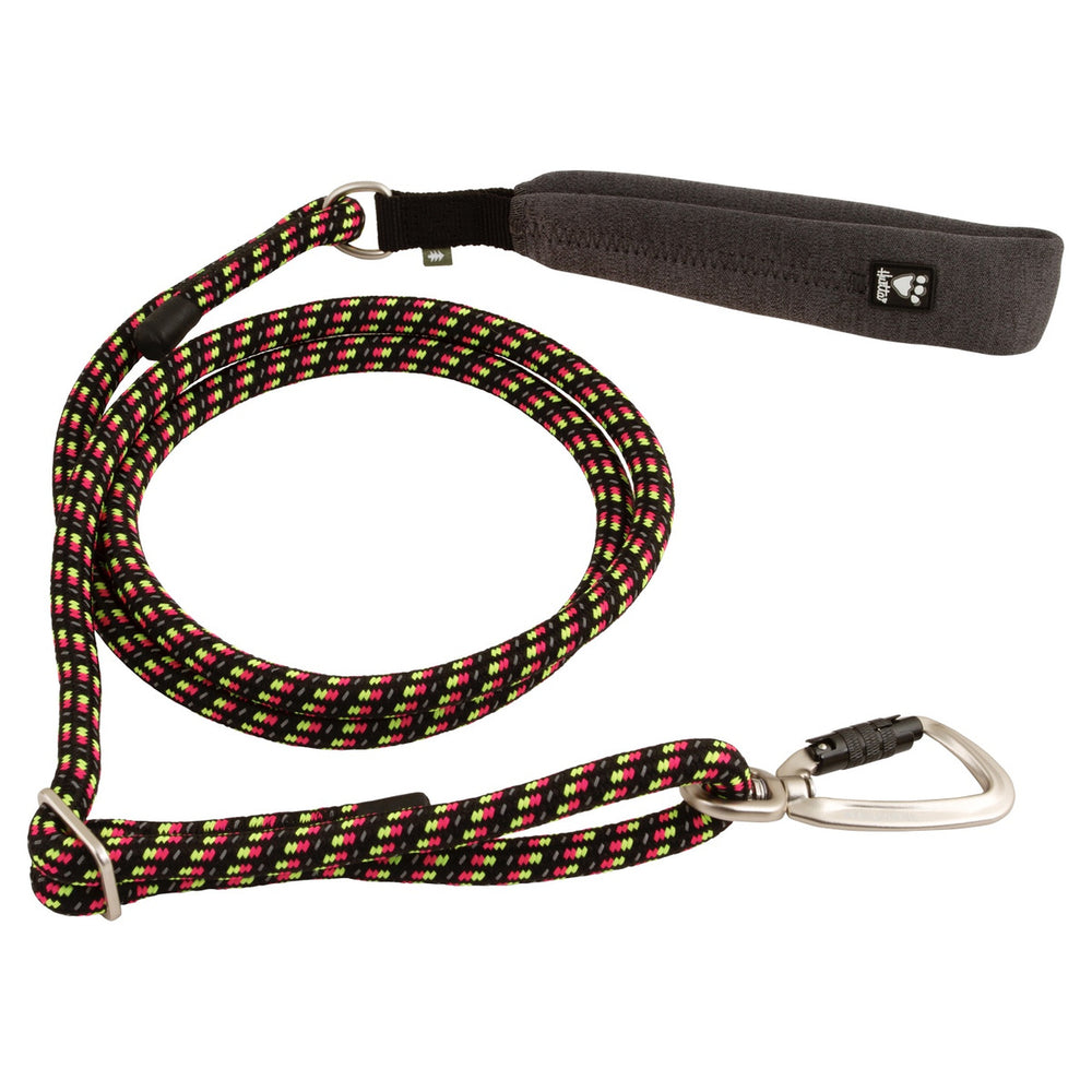 Bunte Hundeleine mit geflochtenem Muster, gepolstertem Griff und Metallkarabiner, verstellbar für umweltfreundliche Nutzung.