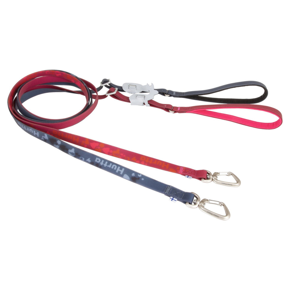 Hundeleine Mudventure Leash in Rot mit Aufdruck und Blau-Grau mit Muster, Metallkarabiner, Handschlaufen, verbunden. Ideal für Outdoor-Abenteuer.