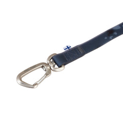 Blaue Hundeleine Mudventure Leash mit Metallkarabiner und kleinen Fähnchen mit blauem Kreuz. Ideal für Outdoor-Abenteuer.