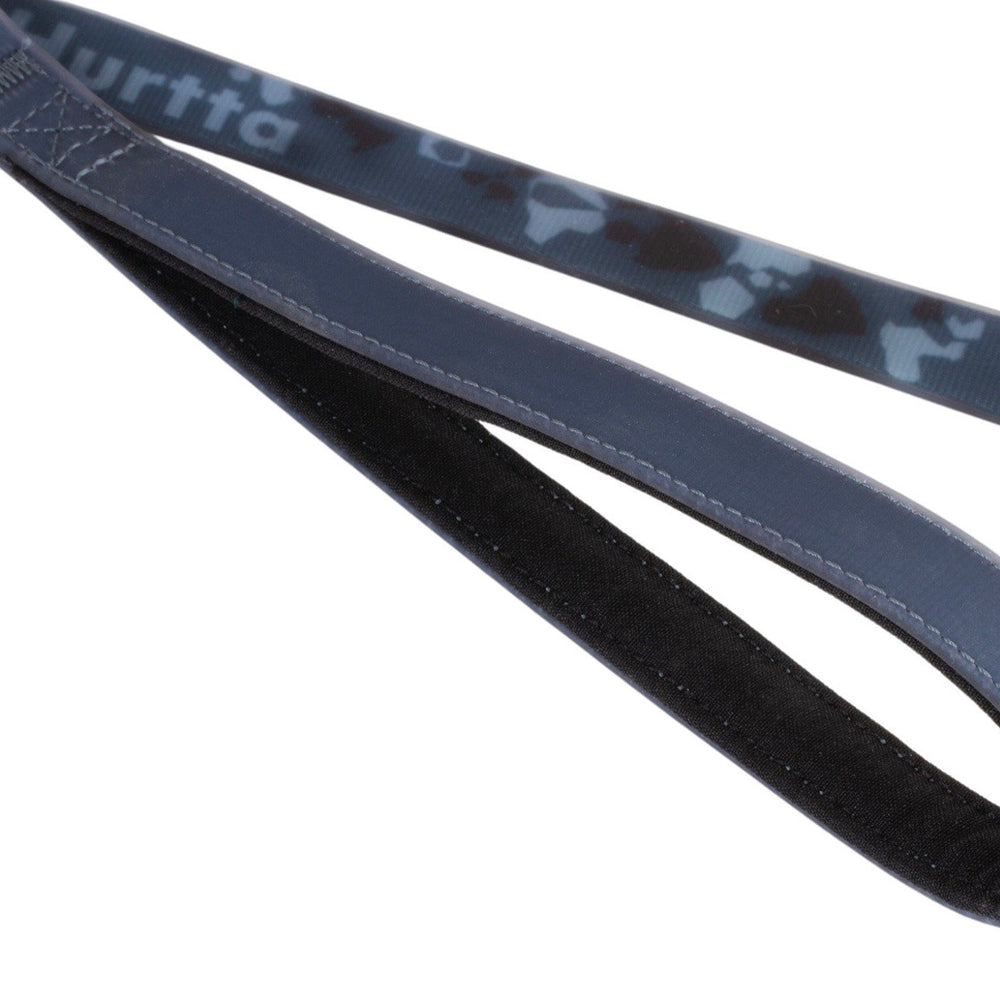Detail der Mudventure Hundeleine mit Tarnmuster, schwarz gepolstertem Griff und robusten Nähten für Outdoor-Abenteuer