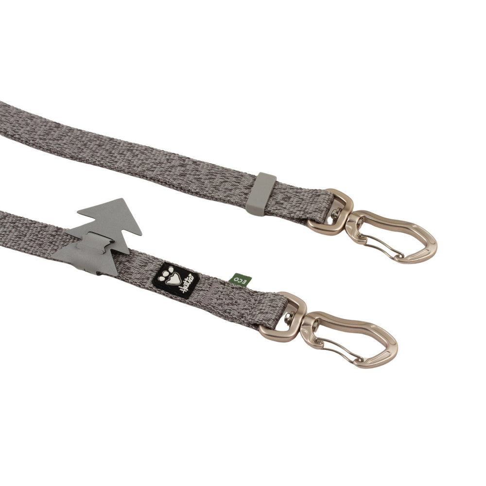 Graue Hundeleine Multilong mit Metallkarabinern, grünem "ECO"-Logo und Tannenbaum-Anhänger.