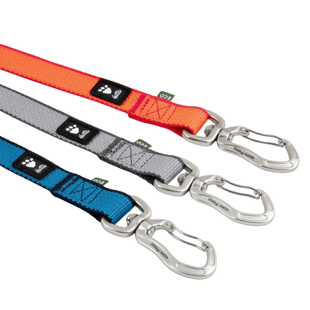 Hundeleine Multilong Leash II in Rot, Grau, Blau mit stabilem Metallkarabiner, Eco-Etikett und Pfotenabdruck-Grafik.