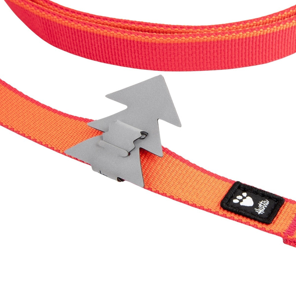 Orangene Hundeleine mit rotem Rand und Tannenbaumverschluss, schwarzes Etikett mit weißem Pfotenabdruck, Multilong Leash II.