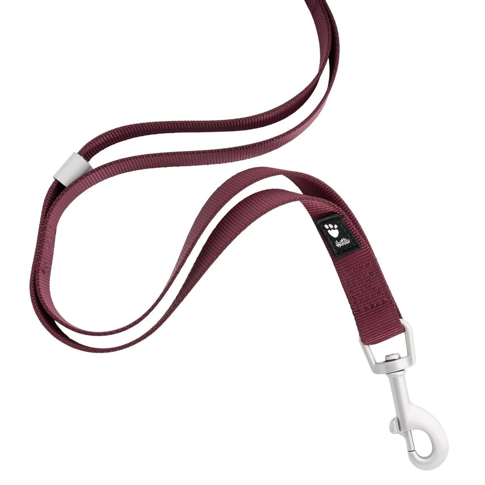 Weinrote Hundeleine aus Stoff mit silbernem Karabinerhaken und schwarzem Pfotenabdruck-Etikett, Weekend Warrior Modell.