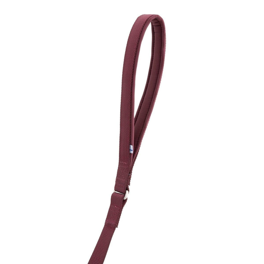 Hundeleine Weekend Warrior in Dunkelrot mit gepolsterter Handschlaufe und Flaggenaufnäher, robust und langlebig.