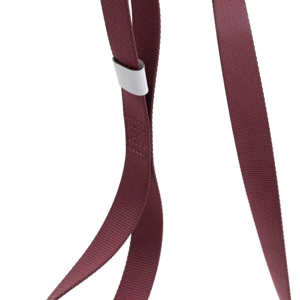 Weinrote Hundeleine aus Textil mit weißer Klemme zur Längenverstellung, ideal für Outdoor-Aktivitäten mit Hunden.